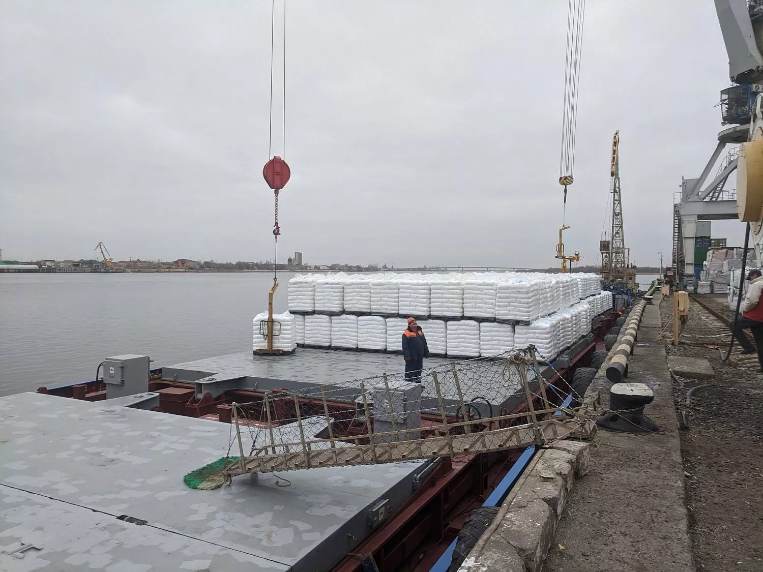 грузовые операции в декабре 2021