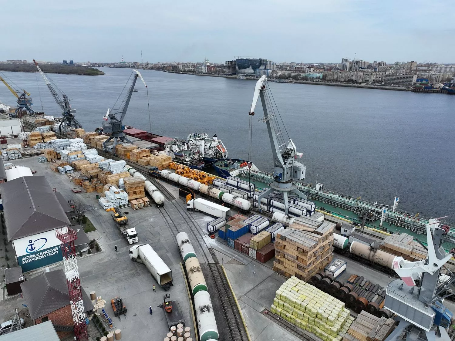 грузовые операции в марте 2023